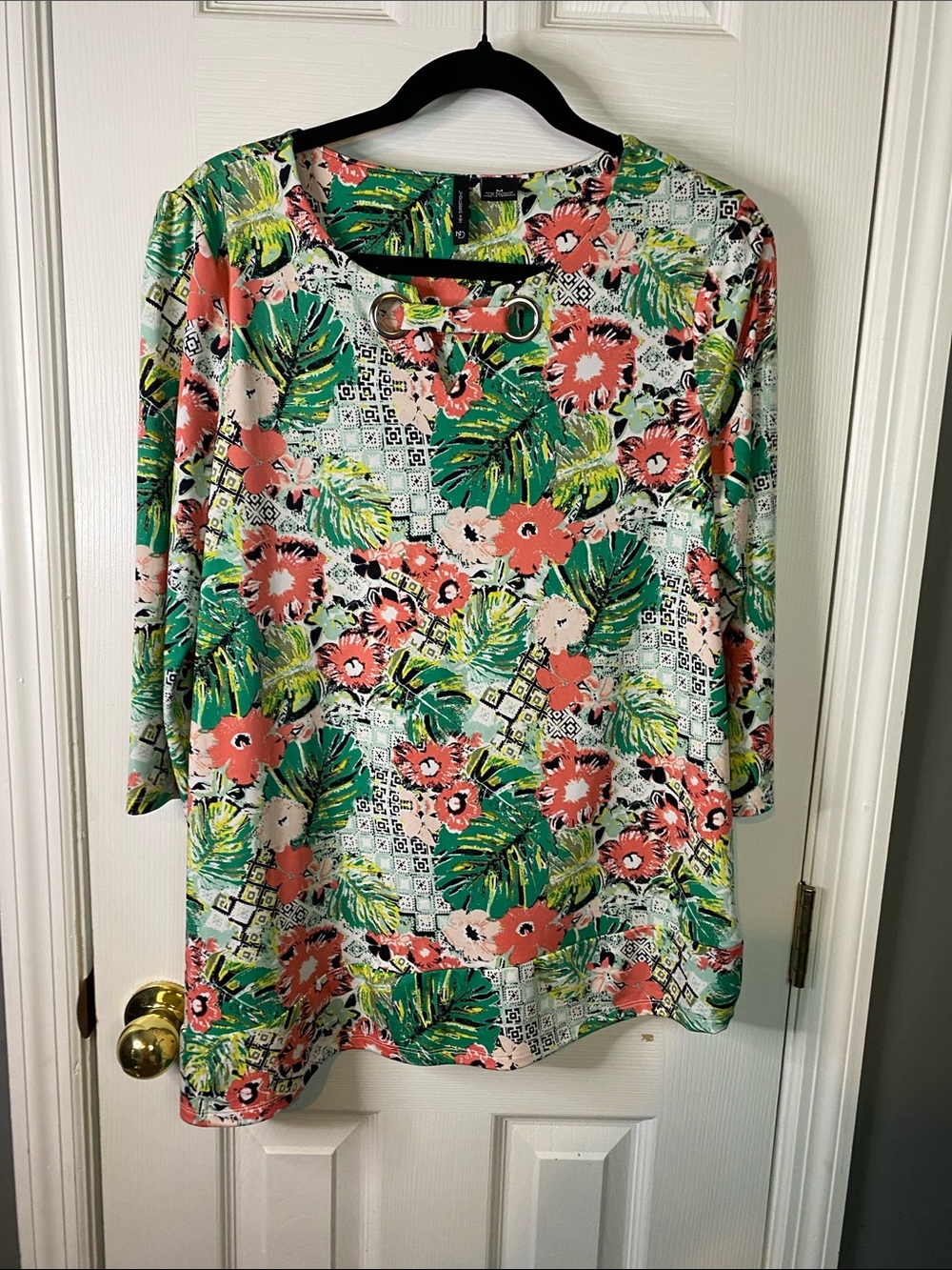 new directions Coral & Green Tropical Floral Tunic with Grommet Detail Size Med.
